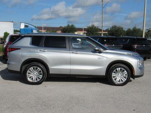 Alloy Silver Metallic 2025 Mitsubishi Outlander ES S-AWC
