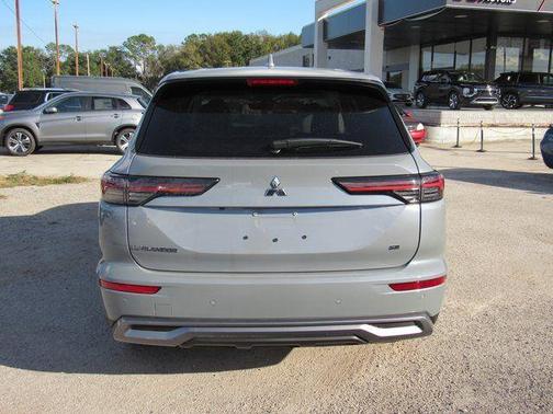 Moonstone Gray Metallic 2026 Mitsubishi Outlander SE