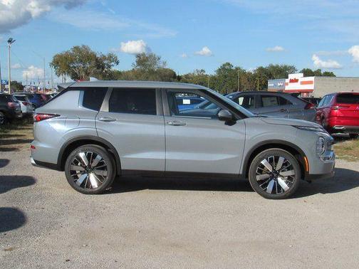 Moonstone Gray Metallic 2026 Mitsubishi Outlander SE