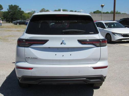 White Diamond 2026 Mitsubishi Outlander ES S-AWC