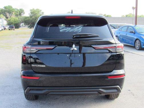 Labrador Black Pearl 2026 Mitsubishi Outlander ES 1.5T 2WD
