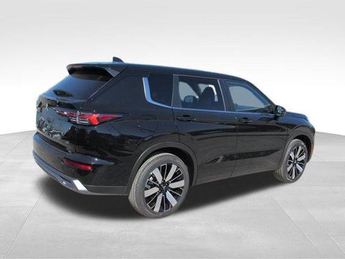 Labrador Black Pearl 2026 Mitsubishi Outlander SE