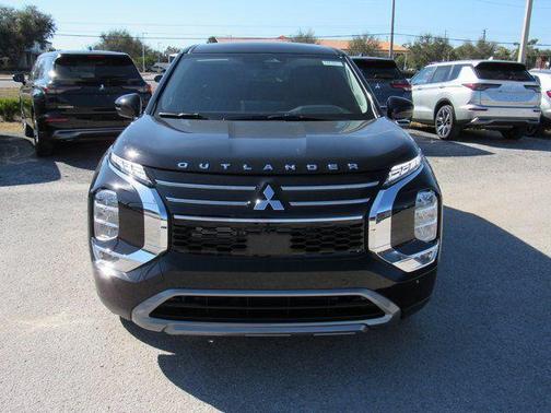 Labrador Black Pearl 2026 Mitsubishi Outlander SE