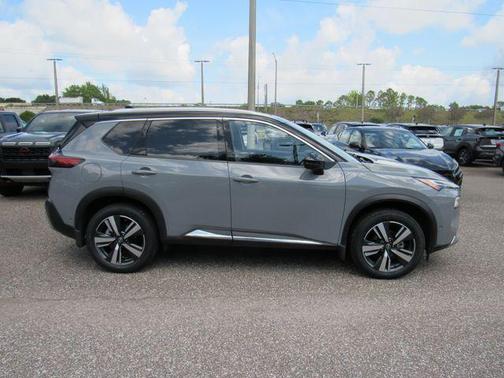 Boulder Gray Pearl/Super Black 2023 Nissan Rogue Platinum