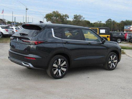 Graphite Gray 2026 Mitsubishi Outlander SE 1.5T 2WD