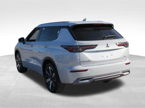 White Diamond 2026 Mitsubishi Outlander SEL