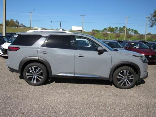 2025 Nissan Pathfinder Platinum FWD