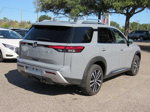 2025 Nissan Pathfinder Platinum FWD