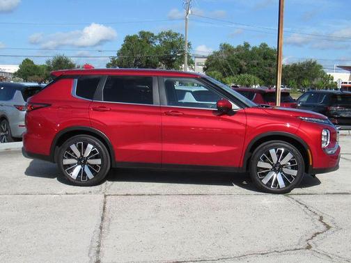 Red Diamond 2025 Mitsubishi Outlander SE