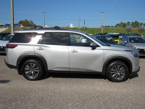 2024 Nissan Pathfinder SV FWD