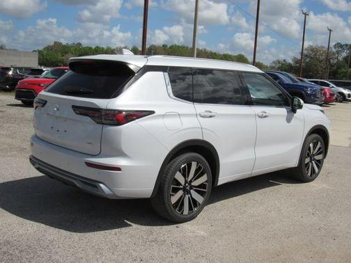 White Diamond 2026 Mitsubishi Outlander SEL