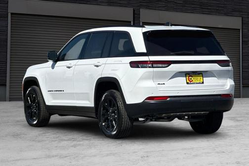 Bright White Clearcoat 2026 Jeep Grand Cherokee Laredo