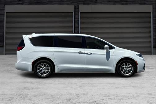 2022 Chrysler Pacifica Touring-L