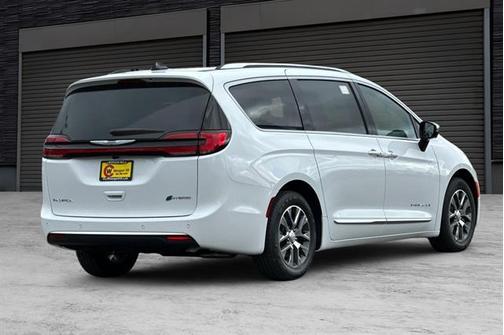 2026 Chrysler Pacifica Hybrid Pinnacle