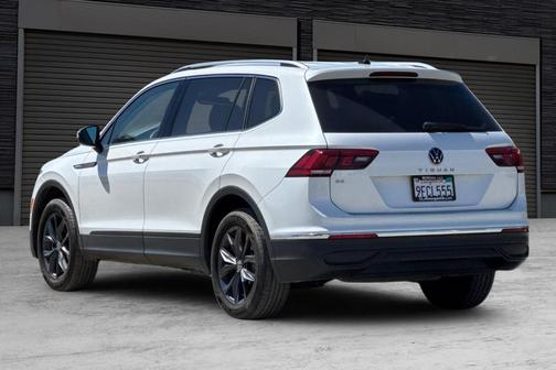 Opal White Pearl Effect 2023 Volkswagen Tiguan 2.0T SE
