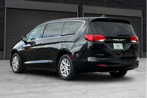 2022 Chrysler Voyager LX
