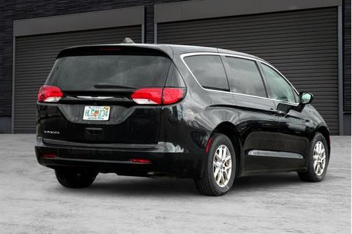 2022 Chrysler Voyager LX
