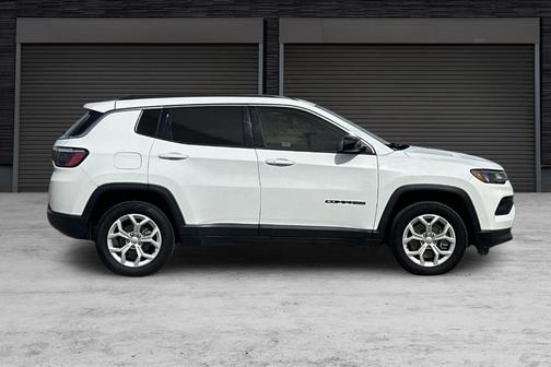 Bright White Clearcoat 2024 Jeep Compass Latitude