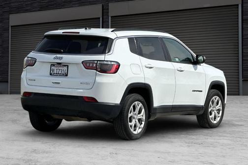 Bright White Clearcoat 2024 Jeep Compass Latitude