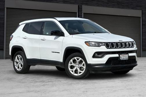 Bright White Clearcoat 2024 Jeep Compass Latitude