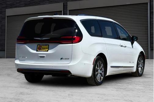 2025 Chrysler Pacifica Hybrid Pinnacle