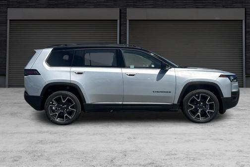 Silver Zynith Clearcoat 2026 Jeep Cherokee Overland