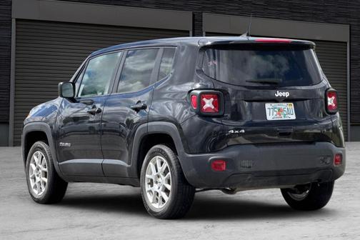Black Clearcoat 2023 Jeep Renegade Latitude