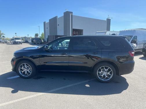 DB Black Crystal Clearcoat 2026 Dodge Durango GT HEMI V8