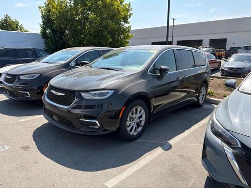 Diamond Black 2026 Chrysler Pacifica Limited
