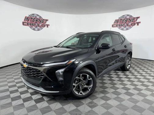 Mosaic Black Metallic 2025 Chevrolet Trax LT