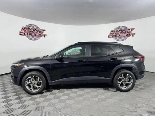 Mosaic Black Metallic 2025 Chevrolet Trax LT