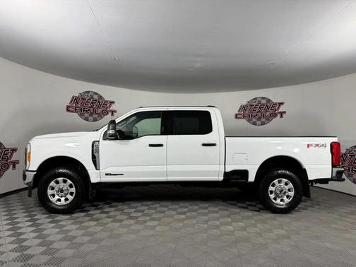 Oxford White 2023 Ford F-350 XLT