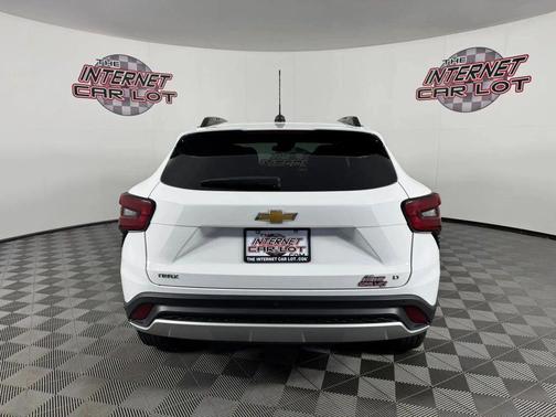 Summit White 2025 Chevrolet Trax LT