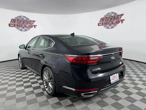 Aurora Black 2018 Kia Cadenza Limited