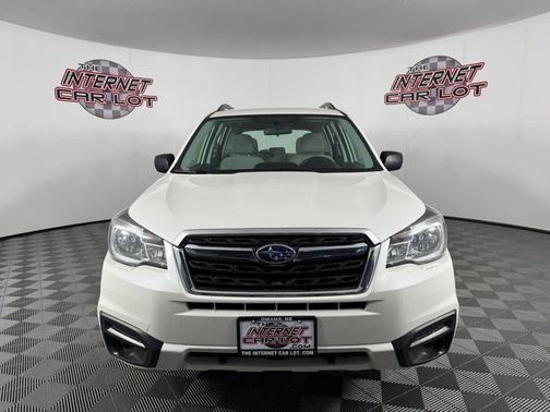 Crystal White Pearl 2017 Subaru Forester 2.5i