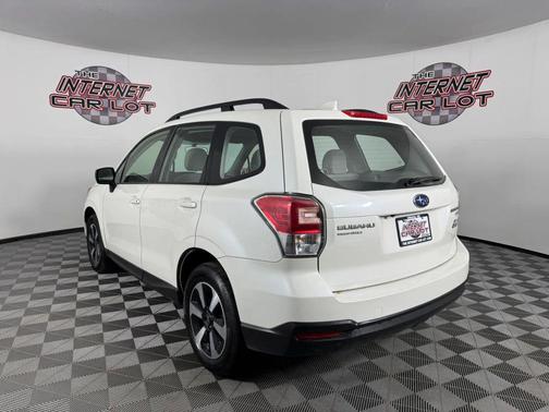 Crystal White Pearl 2017 Subaru Forester 2.5i