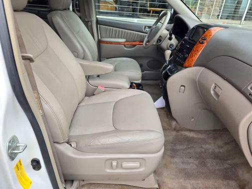 White 2008 Toyota Sienna XLE