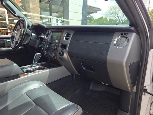 White 2016 Ford Expedition Platinum