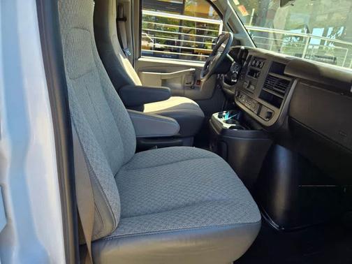 Summit White 2025 GMC Savana 3500 RWD 3500 Extended Wheelbase LT