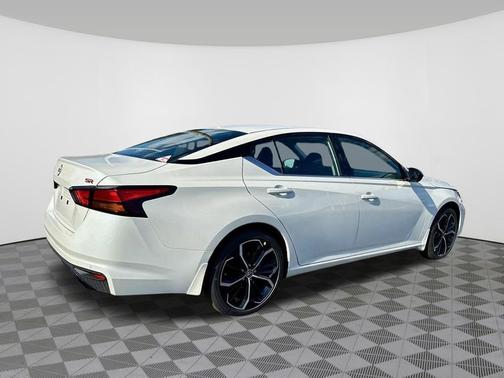 Pearl White Tricoat 2025 Nissan Altima SR FWD