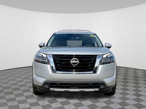 Brilliant Silver Metallic 2024 Nissan Pathfinder SL 4WD