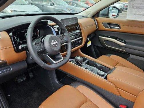 2025 Nissan Pathfinder Platinum 4WD