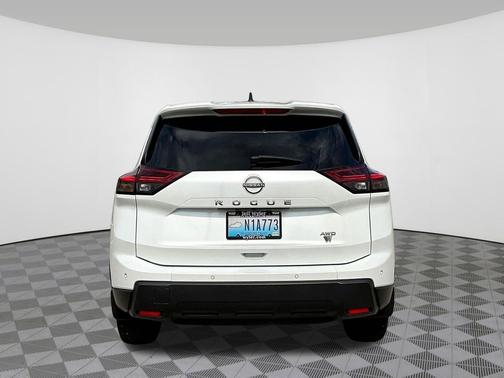Everest White Pearl 2024 Nissan Rogue S