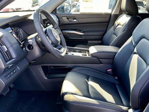 2025 Nissan Pathfinder SL 4WD