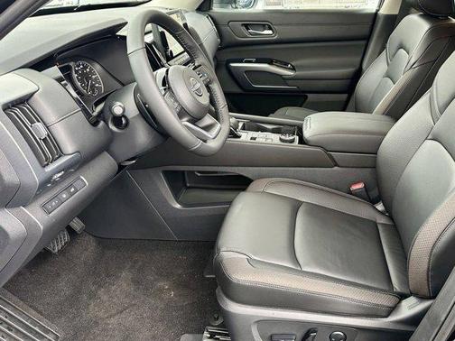 2025 Nissan Pathfinder SL 4WD