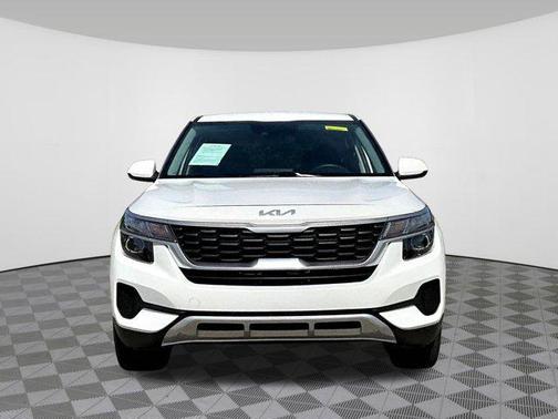 Snow White Pearl 2023 Kia Seltos LX