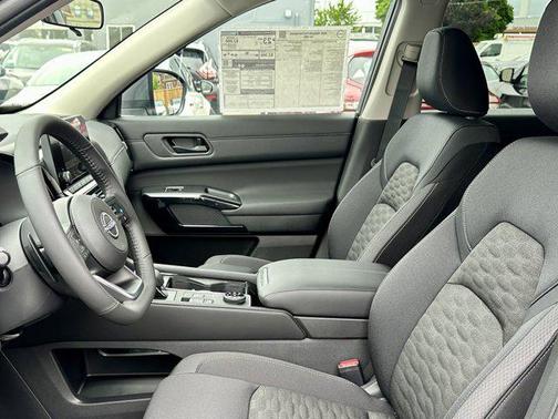 2025 Nissan Pathfinder SV 4WD