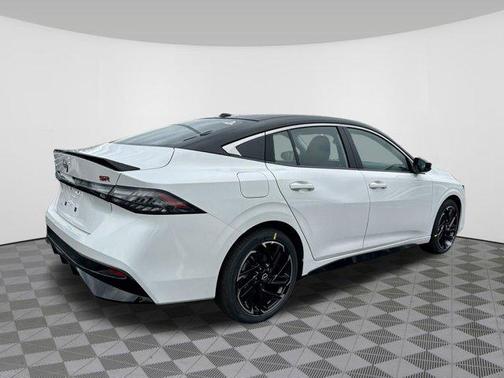 Aspen White Tricoat/Super Black 2026 Nissan Sentra SR