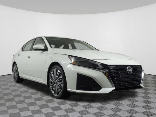 Pearl White Tricoat 2025 Nissan Altima SL FWD
