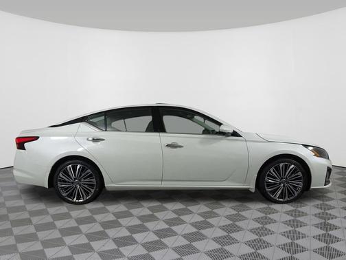 Pearl White Tricoat 2025 Nissan Altima SL FWD